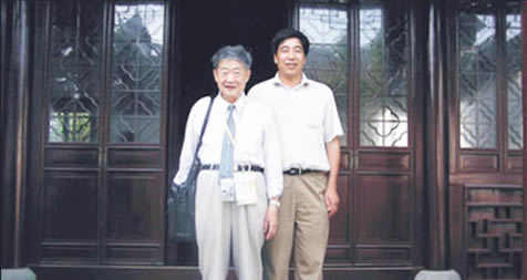 國(guó)家文物局古建筑專(zhuān)家組組長(zhǎng)、中國(guó)文物學(xué)會(huì)會(huì)長(zhǎng)羅哲文與思成古建董事長(zhǎng)朱興男合影